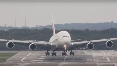 طائرة عمانية تهبط اضطراريًا في الرياض