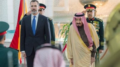 تنورة قصيرة لوزيرة إسبانية بالرياض تثير الرأى العام السعودى (صورة)