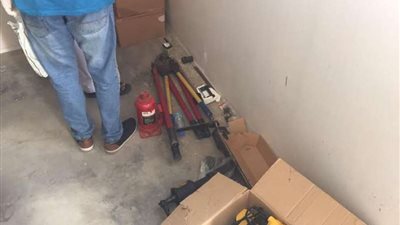 الإطاحة بـ 5 آسيويين متهمين بسرقة مستودع للإطارات بجدة