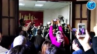 نشطاء يرددون النشيد الوطني في ختام مؤتمر هيئة الدفاع عن 'تيران وصنافير' (فيديو)