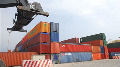 جمارك ميناء السخنة تعيد تصدير حاويتين منتهية الصلاحية بدلًا من إعدامها