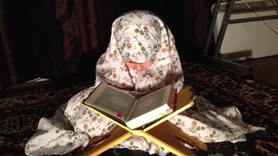 شاهد.. طفلة صغيرة تصحح لأبيها أخطاءه في قراءة القرآن (فيديو) !