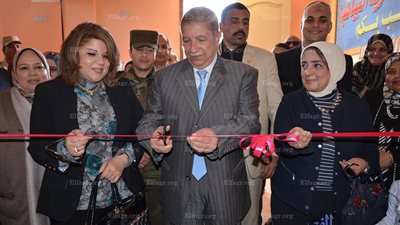 محافظ الإسماعيلية ونائبة وزير الصحة يشهدان انطلاق القافلة السكانية (صور)