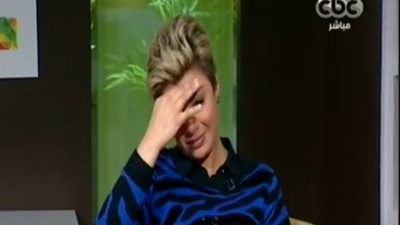 مفيدة شيحة تدخل في نوبة بكاء على الهواء (فيديو)