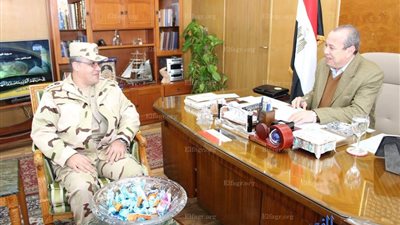 محافظ دمياط يلتقي المستشار العسكري الجديد (صور)