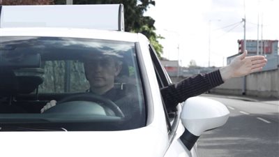 إشارات اليد في عالم قيادة السيارات.. تعرف على وظائفها !