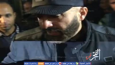 أحمد السقا يخاطب أحدى معجباته الصم أثناء عزاء كريمة مختار (فيديو)