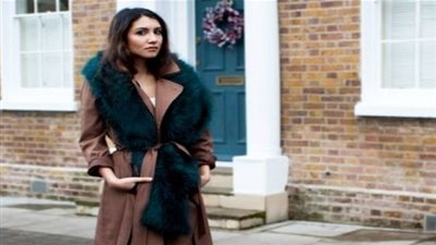 على غرار المشاهير.. تعلمي طريقة ارتداء السكارف الفرو (صور)