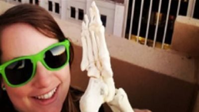 فتاة تسافر بصحبة 