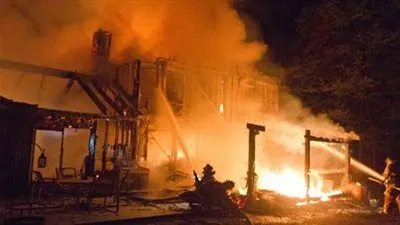 6 سيارات إطفاء تسيطر على حريق هائل بمخزن زيوت في القليوبية (صور)