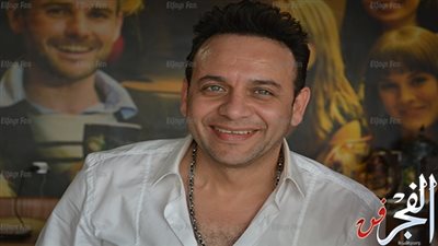 مصطفى قمر يصل العرض خاص لفيلمه  متأخرا ثلاث ساعات 