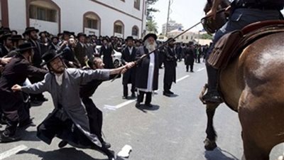 لرفضهم التجنيد ..اشتباكات بين شرطة الاحتلال ويهود متشددين‎