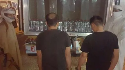 ضبط آسيويَّيْن يصنعان الخمر بدورات مياه في 