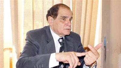 أستاذ قانون: 