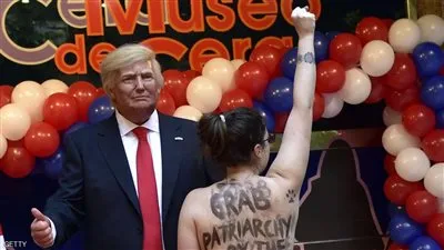 ناشطة عارية تهاجم 