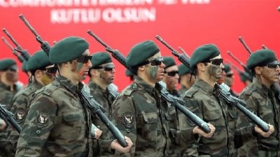 اعتقال243 من أفراد الجيش التركي بتهمة استخدام 