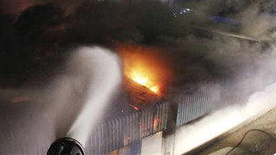 اندلاع حريق ضخم بعدد من مستودعات منطقة دبى للاستثمار