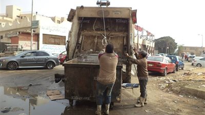 حي السويس يشن حملة نظافة وتسليك البيارات وسحب مياه الصرف بالشوارع (صور)