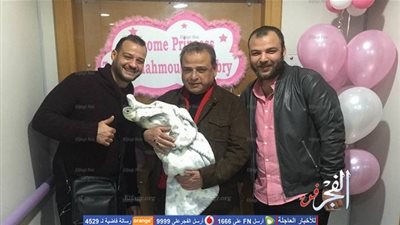  المنتج محمد الجابرى يستقبل حفيدته  الأولى (صور)  