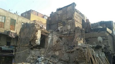 رغم قرار إزالته.. عقار متهالك بحى الجمالية يهدد حياة المواطنين (صور)