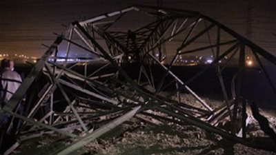 لحظة انهيار برج كهرباء على عقار بالسلام (فيديو)