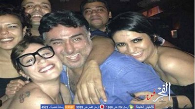 (قبل إحداهن أمام زوجها).. تامر حبيب يثير الجدل مع 5 فنانات (صور) 