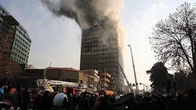 اللقطات الأولى لانهيار مبنى تجاري في طهران (صور)