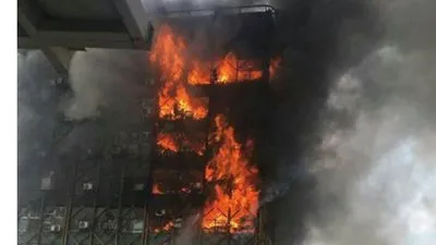 أول فيديو لانهيار مبنى تجاري في طهران  