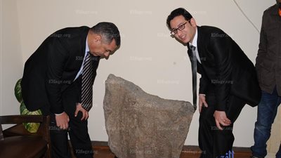 الآثار تستعيد لوحة أثرية قديمة مسروقة من معبد بهبيت الحجارة