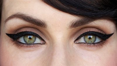 بالخطوات.. أسهل طريقة للحصول على آيلاينر عيون القطة (فيديو)