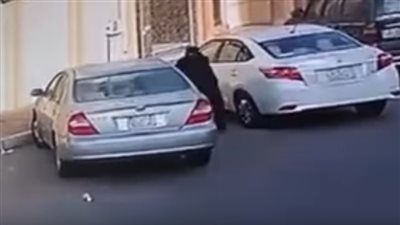 امرأة تحطم المرايا الجانبية للسيارات بالدمام