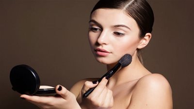 حيل بسيطة بالماكياج لتبدين أصغر سناً طوال الوقت