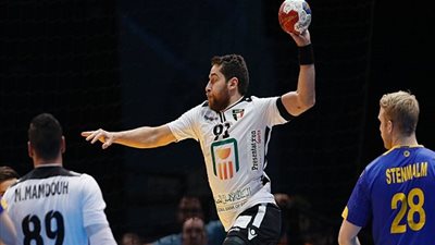 مروان رجب ينفعل على اللاعبين بعد توسيع الفارق أمام السويد لـ 10 أهداف (فيديو)