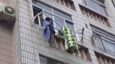 حبل غسيل.. ينقذ طفلة من الموت بأعجوبة!