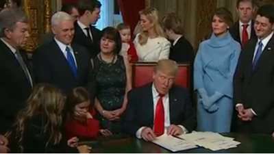عاجل .. ترامب يوقع على أول أوامره كرئيس للولايات المتحدة الأميركية (تحديث) 