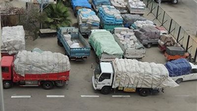 ضبط 4 سيارات أثناء تفريغ حمولتها بمخزن مخالف بالمقطم