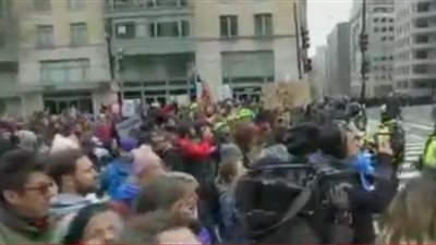 الشرطة تفرق نحو 500 متظاهر ضد ترمب بالقنابل المسيلة للدموع