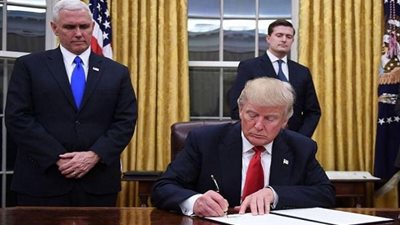 ترامب يوقع أول مرسوم ضد قانون 