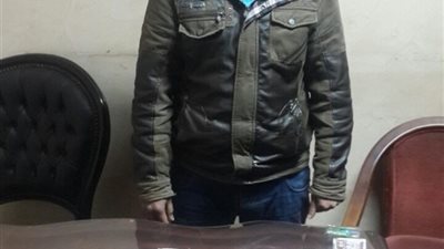 ضبط عاطل بحوزته ٢٠ ألف جنيه و٤ آلاف دولار للإتجار في السوق السوداء بعابدين