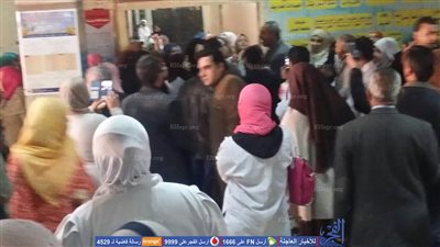 وقفة احتجاجية للعاملين بمستشفى طوخ للمطالبة برحيل المدير (صور)