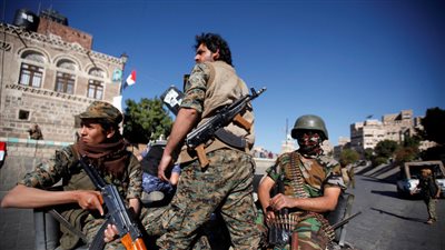 قوات هادي تقصف حامية مطار صنعاء