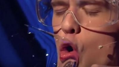 شاب روسي يفاجئ لجنة التحكيم بكسر كأسا من الزجاج بصوته! (فيديو)