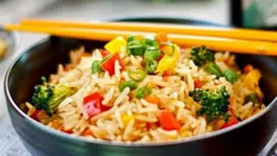 وصفة هايلة لعمل الأرز الصيني بالخضروات 