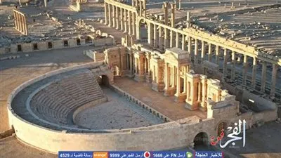 تنظيم داعش الإرهابي يدمر واجهة المسرح الروماني في مدينة تدمر الآثرية