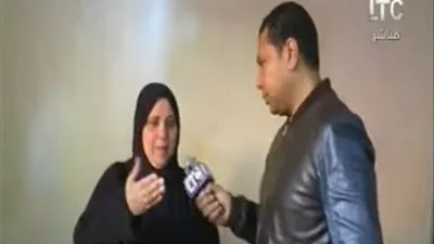 سيدة تروي تفاصيل مقتل ابنها على يد زوجته وعشيقها وتنهار من البكاء (فيديو)