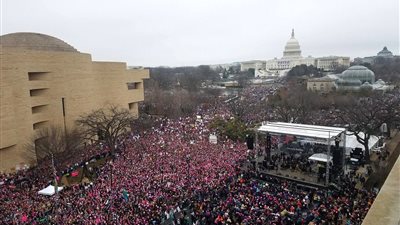 صور جوية لأضخم مظاهرة ضد تنصيب ترامب بشوارع واشنطن (فيديو)