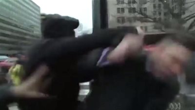 صفع زعيم يميني خلال الاحتفال بتنصيب ترامب (فيديو)