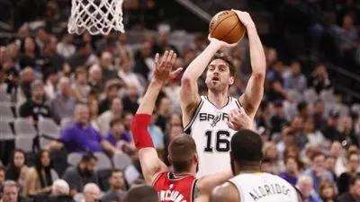 ليونارد يقود سبيرز للفوز على كليفلاند في دوري السلة الأمريكي