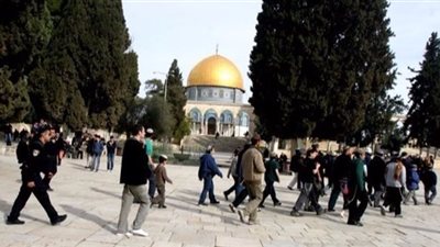 مستوطنون يقتحمون المسجد الأقصى وسط حراسة إسرائيلية مشددة