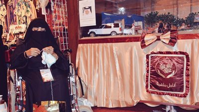 سوق عكاظ يشهد مشاركات لسيدات حرفيات قدمن مجموعة متنوعة من الحرف النسائية القديمة (صور)